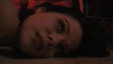 Une rousse plantureuse domine une brune aux courbes généreuses et lui baise les fesses.