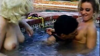 Deux filles chaudes sucent des bites et se font baiser avant de manger du sperme