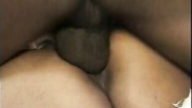 Negra le mete la polla entre las tetas - 9 image