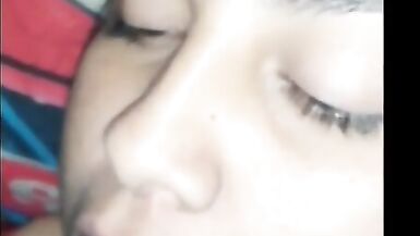 Elle aime le sperme dans son visage et sa bouche