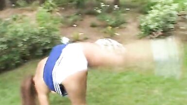 Um tipo atropela um treinador gordo de uma claque com um apito - 3 image