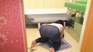 Big ass MILF in jeans beckons for anal sex - 5 image