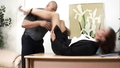 Bodybuilder erwischt Chefin beim fingern und bumst sie - 5 image