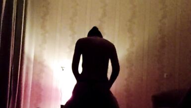 Masseuse baise un gros joufflu avec un strapon