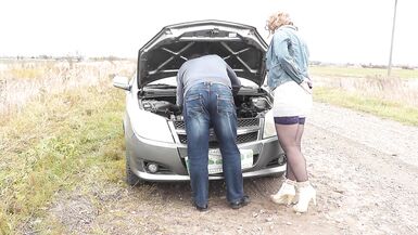 Zufälliger Passant Mann half Auto DuBarry zu reparieren und gefickt doggy style auf Motorhaube Auto. Sex in der Öffentlichkeit - 10 image