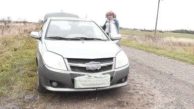 Zufälliger Passant Mann half Auto DuBarry zu reparieren und gefickt doggy style auf Motorhaube Auto. Sex in der Öffentlichkeit - 14 image