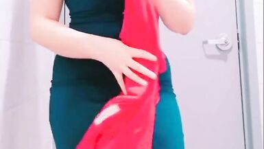 secrétaire sexy avec un gros cul qui fait un strip-tease à son bureau