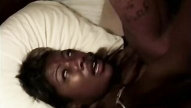 Une fille noire avale une grosse bite débène dans sa grande bouche