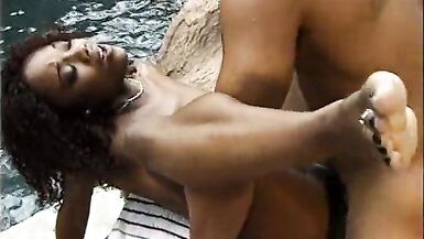 Blak guy comes up from pool to fuck ebony chick - 8 image