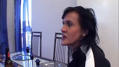 Après une journée de travail, une cigarette, une bière et une baise.