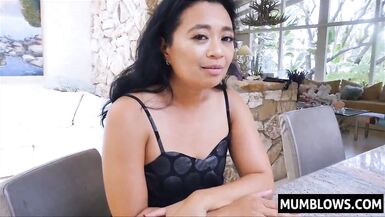 Asyalı Anne, içinde Sons horozunu deneyimlemek istiyor