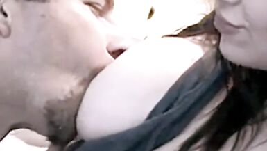 Miss Raven donne du lait précieux à son bébé