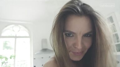 Tout son corps tremble de plaisir