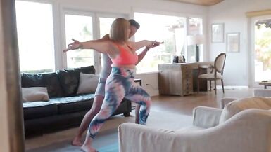 Sara Jay y Su Instructor De Yoga - 1 image