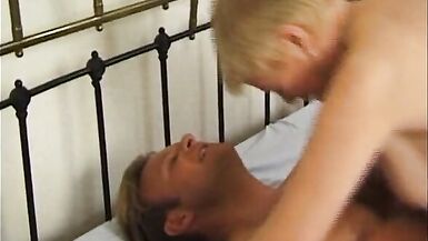 Blonde Kirchenfotze wird in Ihre haarige Fotze gefickt - 12 image