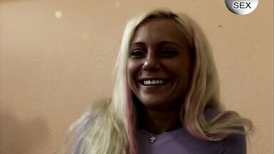 Milf mit Tattoos & Pircings fickt mit Gerichtsvollzieher - 2 image