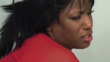 Un étalon noir baise les fesses dune pute ébène, puis lui fait une fellation.