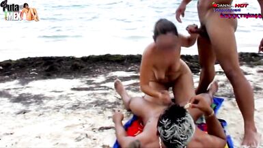 TREMENDA GANGBANG IN PUBBLICO SULLA SPIAGGIA CON DOPPIA PENETRAZIONE VAGINALE - 3 image