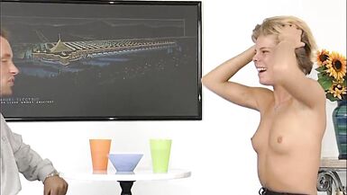 Geiles blondes Luder auf dem Barhocker gefickt - 3 image