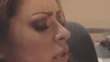 Une doctoresse bien en chair se fait lécher la chatte juteuse