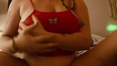 Solo milf getting her cum in before bedtime - 2 image