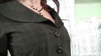 La belle-mère de Syren Ladolescente brune désireuse de sucer une bite - 2 image