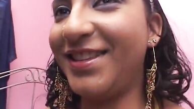 Une femme indienne au gros cul suce et baise une grosse bite au lit