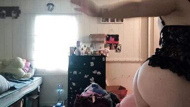 Une milf sexy se taquine et joue avec elle-même jusquà lorgasme