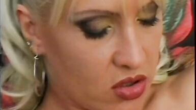 Une blonde mûre avec de beaux seins chevauche une bite raide sur une pelouse