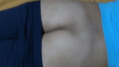 Die Schwester meiner Frau ausspionieren, während sie sich auf ihrem Bett ausruht - 2 image