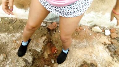 Primera vez Desi Indian Bhabhi al aire libre público Big Ass Show Recopilación - 11 image