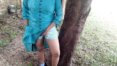 Primera vez Desi Indian Bhabhi al aire libre público Big Ass Show Recopilación - 14 image