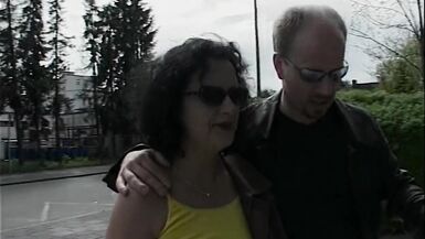Hinterm Haus ficken wir die MILF - 2 image