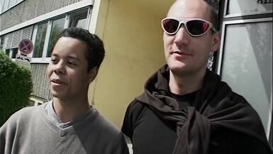 Hinterm Haus ficken wir die MILF - 3 image