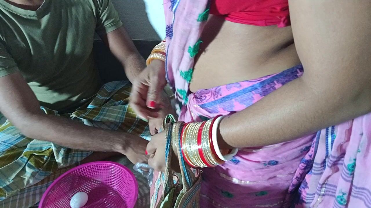 Akeli Mom Sex Video - Egg Seller Ne Akeli Bhabhi Ko Choda - Fuck Lonely Bhabhi at Zeenite