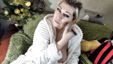 Mature Russian webcam slut gets ready to stream, does makeup and gets down to her favorite job... - 7 image