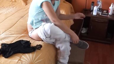 Le fils de la bonne regarde ma femme se masturber, éjaculation sur les seins - 2 image
