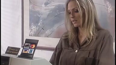 Une bombe blonde au corps parfait se fait baiser dans le cul