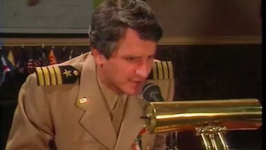 Les nymphes blondes offrent un spectacle grandiose à un militaire