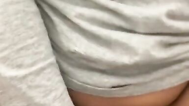 Milf spielt mit spritzendem Dildo - 11 image