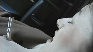 Una pelirroja comparte coche con un asqueroso que la degrada en el coche - 15 image