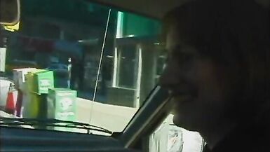 Una pelirroja comparte coche con un asqueroso que la degrada en el coche - 2 image