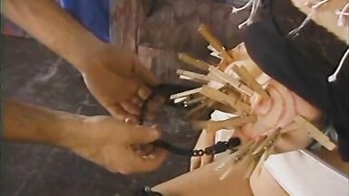 Regordeta puta con bolsa de papel en la cabeza tiene sus tetas y el coño - 15 image
