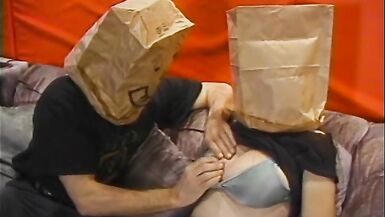 Regordeta puta con bolsa de papel en la cabeza tiene sus tetas y el coño - 2 image