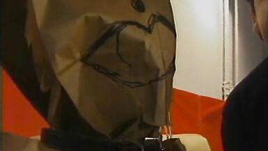 Regordeta puta con bolsa de papel en la cabeza tiene sus tetas y el coño - 8 image