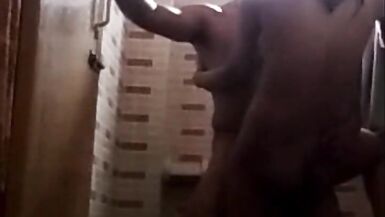 Cam nascosta doccia sesso indiano Bhabhi e suo fratello in legge - 2 image