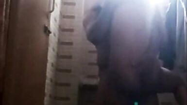 Cam nascosta doccia sesso indiano Bhabhi e suo fratello in legge - 5 image