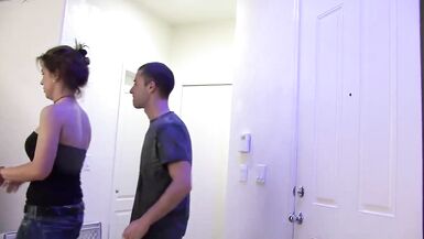 Milf joue avec une bite inexpérimentée #1- plus de scènes