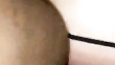 La femme au foyer trompeuse baise son voisin noir pendant que son mari est au travail