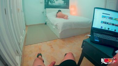Madrasta magra e gostosa com um rabo grande deixa o enteado fodê-la POV - 2 image